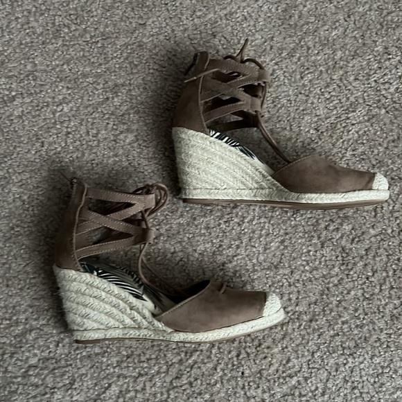 DV by Dolce Vita Tan Tie-Up Wedge Espadrilles - Picture 3 of 5